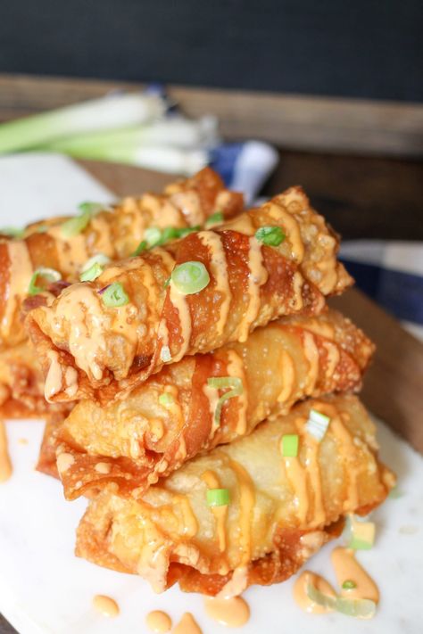 Bang Bang Shrimp Egg Rolls are filled with delicious shrimp, slaw, and the super popular Bang Bang sauce! Perfect game day snack or appetizer! Sriracha Rice, Beginner Cooking, Shrimp Egg Rolls, Telur Gulung, Air Flyer, Bang Bang Shrimp, Shredded Cabbage, Egg Roll Recipes, Food Lunch