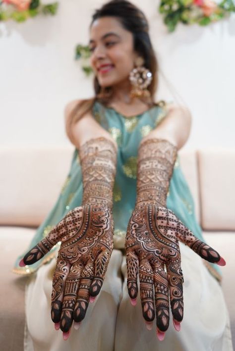 Prettiest Mumbai Wedding - Blogger Bride's Wedding Mehendi Photography Bridal, Mehendi Photoshoot, Bridal Mehendi Designs Wedding, Bridal Henna Design, Mehendi Photography, Indian Bride Poses, Indian Bride Photography Poses, Mumbai Wedding, Bride Photos Poses