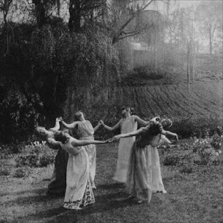 Victorian Photography, Film Ideas, Istoria Artei, Vintage Witch, Season Of The Witch, Beltane, Witch Aesthetic, Alphonse Mucha, Witchy Woman