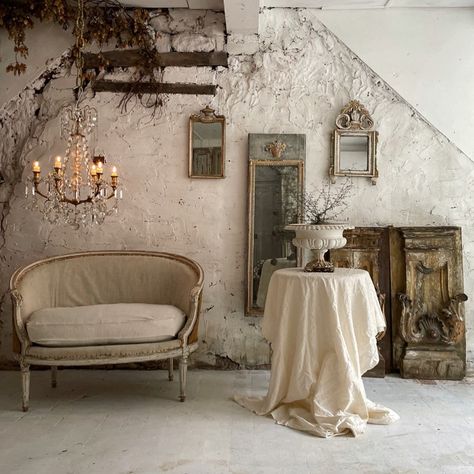 How to Decorate Your Home Using Antiques - gramydeco.com Decorating With Antique Furniture, Salvaged Decor, Mirror Display, Antique Mirrors, House Blend, Shabby Chic Bedroom, An Aesthetic, Aesthetic Home, Antique Decor