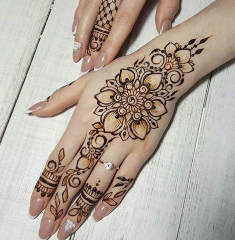 Mehndi Designs For Hands Arabic, Forearm Henna, Arabic Mehndi Designs For Hands, Back Hand Henna Design, Mehndi Design Arabic, Back Hand Henna, Hena Designs, Henna Inspo, Arabic Mehndi Design