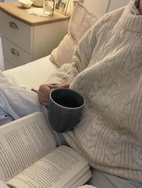 Coffee And Books, Night Routine, Winter Aesthetic, Autumn Aesthetic, Book Girl, I Love Books, Study Motivation, Book Aesthetic, Love Book