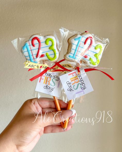 Thank you for your orders 📚✏️ #backtoschool #backtoschoolcookies Back To School Cookies Decorated, Decorated Biscuits, Teacher Cookies, School Cookies, Cookies Decoradas, Graduating Teacher, Spice Cookies, Cookie Packaging, Iced Cookies