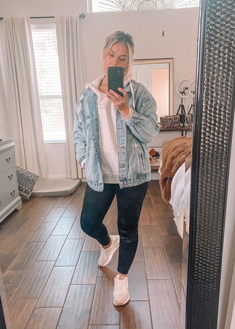 Sweatshirt Jean Jacket Outfit, Jean Jacket Airport Outfit, T Shirt And Jacket Outfit, Sweatshirt And Jean Jacket, Jean Jacket With Sweatshirt, Fleece Lined Jean Jacket Outfit, Fleece Jean Jacket Outfit, Leggings With Jean Jacket Outfit, Jean Jacket And Hoodie Outfit