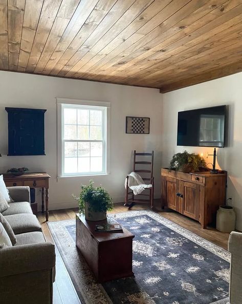 Wood Ceiling Bedroom, Ceiling Lights Design, Rustic Chic Kitchen, Ceiling Ideas Living Room, Wood Plank Ceiling, Contemporary Family Room, Wooden Ceiling Design, All White Room, Shiplap Ceiling