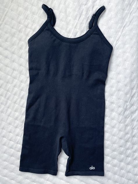 Alo Yoga - Jumper - Romper - Fashion Trends 2022 Alo Romper, Clothe Shop, Black Onesie, Gymwear Outfits, Sport Clothes, One Piece Romper, Jumper Outfit, Gym Fits, Romper Black