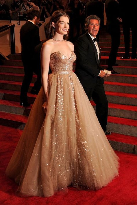 White Evening Gowns, Red Carpet Gowns, Evening Dresses With Sleeves, Hollywood Fashion, Celebrity Red Carpet, Gala Dresses, Anne Hathaway, Best Dressed, Formal Evening Dresses