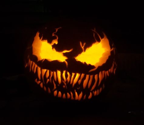 Easy Creepy Pumpkin Carving, Pumpkin Carving Ideas Short Pumpkins, Interesting Pumpkin Carving, Sick Pumpkin Carving, Scary Punkin Carving, Craving Pumpkins Ideas Scary, Creative Pumpkin Designs, Pro Pumpkin Carving, Cool Punkin Carvings