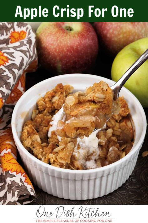 Apple Crisp For One, Mug Dessert Recipes, Easy Apple Crisp, Single Serve Meals, One Dish Kitchen, Easy Meals For One, Easy Apple Crisp Recipe, Recipe For 1, Apple Crisp Recipe