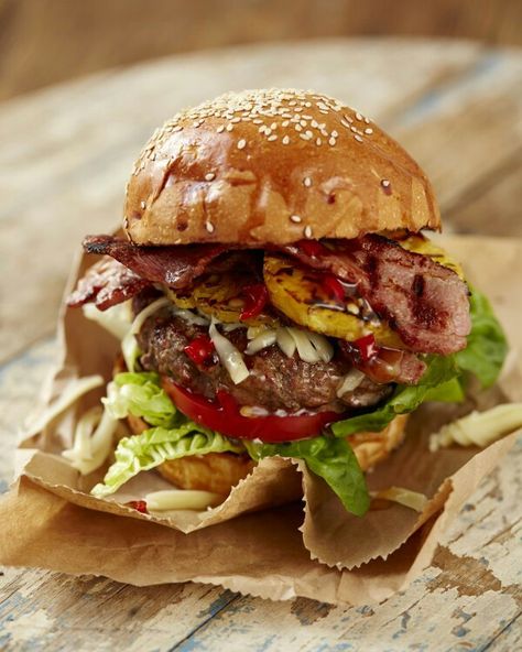 Bacon pineapple and sweet chilli burger #contest Chilli Burger, Pineapple And Cheese, Sweet Chilli Sauce Recipe, Bacon Pineapple, Cheese Burger, Sweet Chilli Sauce, South African Recipes, Beef Burger, Sweet Chilli