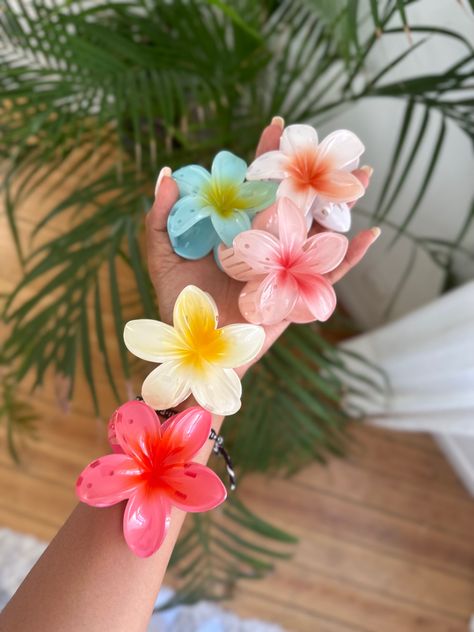 Insta fashion clip hairstyle hair clip Flower Hair Claw, Floral Hair Clip, Floral Accessories Hair, Clip Hairstyles, Girly Accessories, Hibiscus Flower, Flower Clip, Floral Hair, Flower Hair Clips