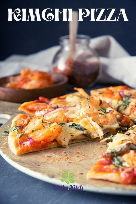 Kimchi Pizza Recipe, Kimchi Pizza, Kimchi Recipes, Marinara Recipe, Calzone Pizza, Fusion Dishes, Kimchi Recipe, Asian Vegetables, Classic Pizza