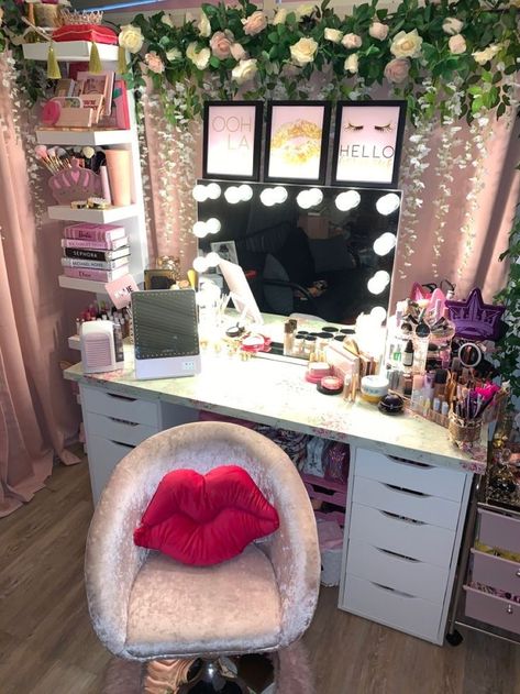 Pink Vanity Room Ideas, Ikea Glam Bedroom, Decorate Vanity Ideas, Y2k Vanity Ideas, Girly Vanity Ideas, Make Up Vanity Set Up, Pink Vanity Aesthetic, Tiktok Vanity, Pink Vanity Room