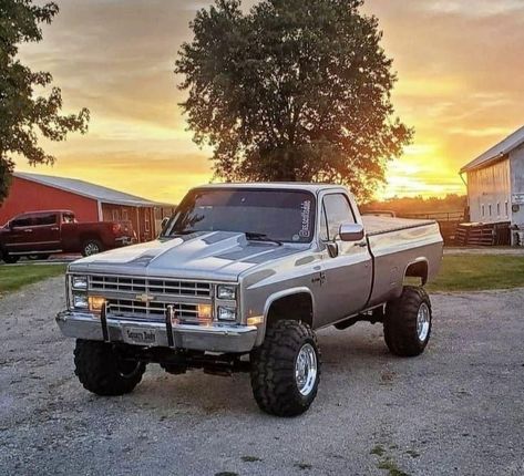 Lifted Chevy S10, Old Chevrolet Trucks, Chevy Square Body Trucks, 86 Chevy Truck, 80s Chevy Truck, Squarebody Truck, Old Chevy Trucks, Square Body Chevy, Squarebody Chevy