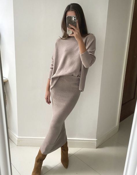 Sweater Skirt Outfit Fall, Midi Skirt Outfit Winter, Sweater Skirt Outfit, Skirt Outfit Fall, Elegant Style Women, Midi Skirt Outfit, Pencil Skirt Outfits, Modest Dresses Casual, Knit Midi Skirt