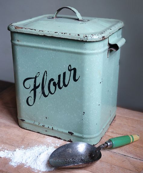 Vintage enamel flour container & scoop Flour Container, Antique Vintage Decor, Vintage Enamelware, Deco Retro, Antique Kitchen, Vintage Kitchenware, Table Vintage, Vintage Tins, Wooden Table