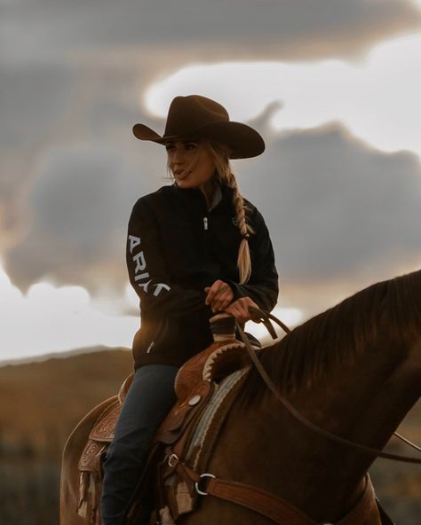 Ariat jacket #Ariat #Western #Cowgirl #CowgirlOutfits #sterson Western Photoshoot Outfits, Breakaway Roping, Western Riding Clothes, Western Cowgirl Outfits, Horse Girl Aesthetic, Equestrian Style Outfit, Montana Western, Cowgirl Photography, Ariat Jacket