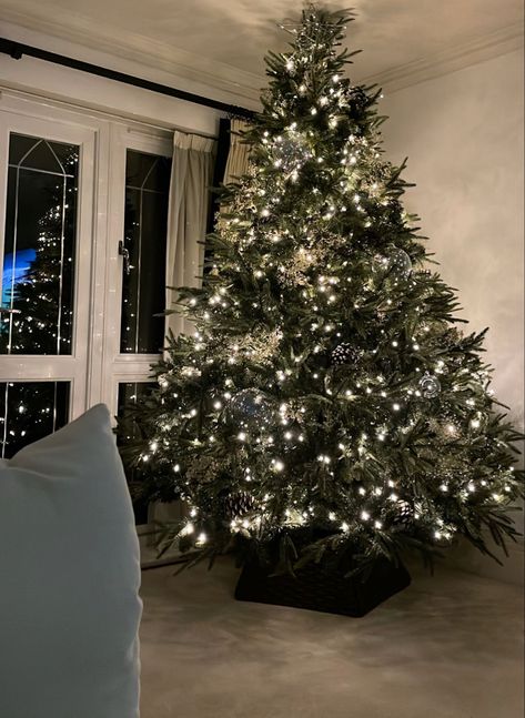 Christmas Tree Goals, Christmas Nyc, Minimalist Christmas Decor, Cosy Christmas, Christmas Inspo, Winter Vibes, Minimalist Christmas, Christmas Decorations For The Home, Last Christmas