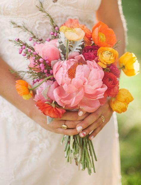 Elizabeth Benson + Beau Overholt Wedding via Elizabeth Bailey Weddings | 09.14.2024 | Proposal Poppy Bouquet, Spring Flower Bouquet, Spring Wedding Bouquets, Peony Bouquet Wedding, Spring Wedding Bouquet, Homemade Wedding, Spring Wedding Flowers, Artistic Wedding, Sunset Wedding