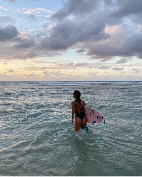 Surfing Girl Aesthetic, Surfer Girl Aesthetic, Surfer Vibes, Girl Surfing, Surfing Aesthetic, Surf Aesthetic, Surf Vibes, Surfing Pictures, Ocean Aesthetic