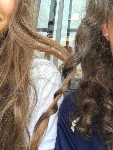 Ginger And Brunette Best Friends, Curly And Straight Hair Best Friends, Curly Hair And Straight Hair Duo, Brunette Best Friends Aesthetic, Wlw Blonde And Brunette, Opposite Friends Aesthetic, Blonde And Brunette Best Friends, Blonde And Brunette, Pelo Cafe