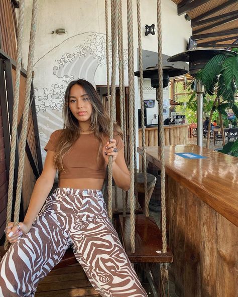 Juliette’s Instagram photo: “🐆🦓🦘” Zebra pants brown outfit costa rica How To Style Brown Pants, Zebra Pant, Printed Pants Outfits, Funky Pants, Mom Pants, Funky Outfits, Shein Outfits, Brown Outfit, Mode Inspo