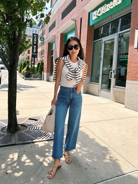 summer to fall transitional outfits with jeans for women // how to style wide leg crop jeans 2023 Wide Leg Cropped Jeans Outfit, Wide Leg Jeans Outfit Summer, Mom Friendly Outfits, Cropped Jeans Outfit, Cropped Outfits, Friendly Outfits, Casual Denim Outfits, Wide Leg Jeans Outfit, Smart Casual Wear