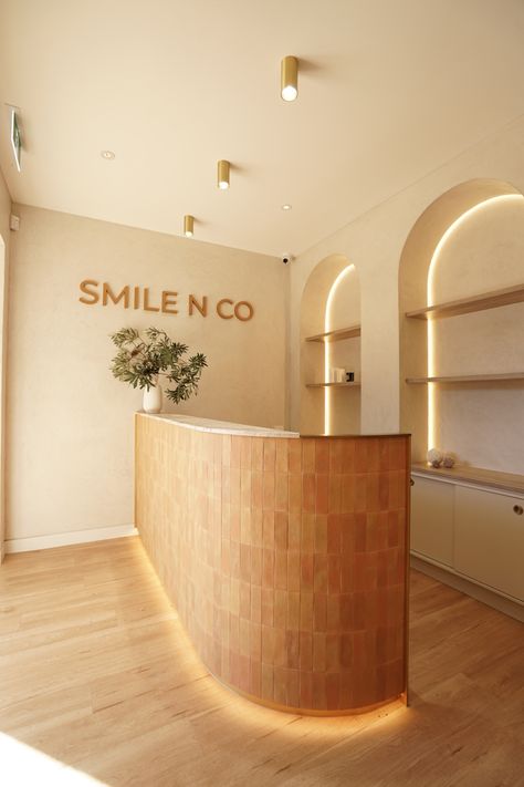 Dental surgery interior design Boho Dental Office, Arch Reception Desk, Aesthetic Dentist Office, Dental Consultation Room, Dental Clinic Ideas, Reception Feature Wall, Wellness Clinic Interior Design, Dental Clinic Design Ideas, Cosmetic Clinic Interior Design