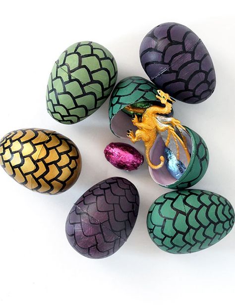 Make these DIY dragon eggs for a fun + festive party favor. Diy Dragon Eggs, Game Of Thrones Premiere, Nerd Home, Knight Birthday Party, Diy Dragon, Game Of Thrones Party, Dragon Birthday Parties, Knight Party, Fantasy Party