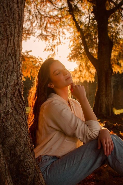 Best Outdoor Photoshoot Female Senior Photos - Women Cave Outdoor Photoshoot Ideas For Women, Photoshoot Ideas Nature, Nature Portrait Photography, Photoshoot Ideas For Women, Photoshoot Female, Outdoor Photoshoot Ideas, Autumn Photography Portrait, Solo Poses, Women Cave