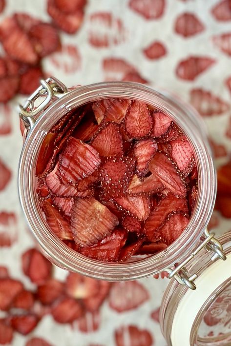 Drying strawberries in the oven is one of my favorite ways to store sweet summer strawberries.  These dehydrated strawberries are delicious snacks, added to granola or just eaten on their own. Snacks Easy Healthy, Oven Dried Strawberries, Fruit Chip, Snacks Easy, Baked Strawberries, Dehydrated Food, Dried Strawberries, Healthy Snacks Easy, Sweet Summer