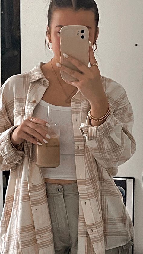 Flanal Outfits Winter, Autumn Outfits Flannel, Beige Aesthetic Outfit Girl, Neutral Flannel Outfits, Light Brown Flannel Outfit, Coffee Girl Aesthetic Outfit, Flannel Aesthetic Outfits, Flannels Aestethic, Cream Flannel Outfit