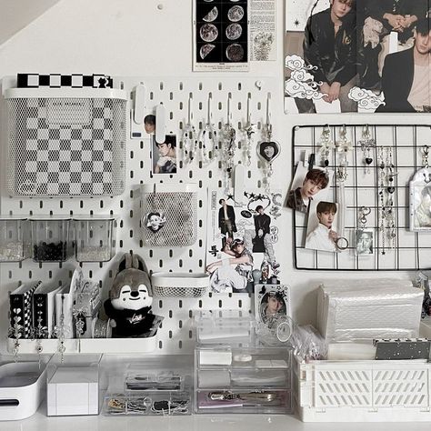 #straykids Kpop Album Setup, Skz Bedroom Ideas, Skz Albums Aesthetic, Kpop Bedroom, Pegboard Ideas, Album Kpop, Kpop Room, Dream Desk, Study Desk Decor