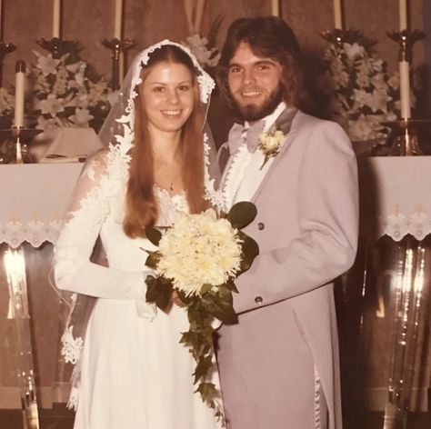 Wedding Pictures Vintage, 70s Couple, 1970s Wedding, Gowns Vintage, Retro Bride, Bridal Gowns Vintage, Hippie Wedding, Vintage Wedding Photos, Vintage Weddings