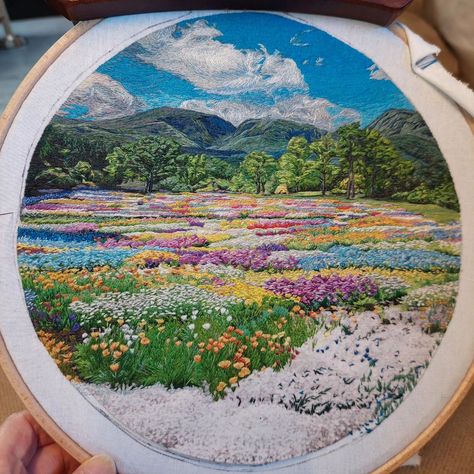 Miriam Shimamura (@mishi_embroidery) • Фото и видео в Instagram Landscape Embroidery, Miniature Embroidery, Hand Embroidery Tutorial, Embroidered Art, Hand Embroidery Projects, Thread Painting, Types Of Embroidery, Cute Embroidery, Sewing Embroidery Designs