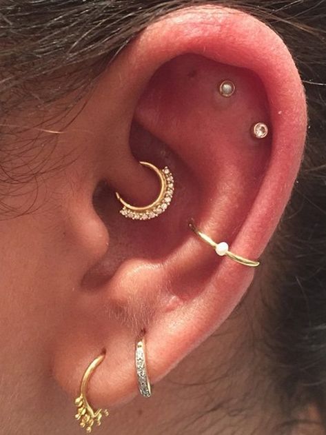 Ear Piercings: How Many Is Too Many? Piercing No Lóbulo, Bijoux Piercing Septum, Ear Peircings, Conch Piercings, Septum Piercings, Cute Ear Piercings, Cool Piercings, Cute Piercings, Tragus Piercing