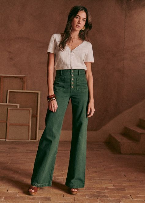 Green Minimalist Outfit, Summer Clothing Trends 2024, Sezane Inspired Outfits, Emerald Green Outfit Casual, Natural Outfits Aesthetic, Emerald Green Pants Outfit, Emerald Green Clothes, Emerald Green Outfit Ideas, Soft Classic Outfit Ideas