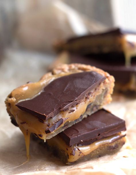 Salted Caramel & Dark Chocolate Blondies  | Erren's Kitchen Caramel Blondies, Salted Caramel Recipes, Chocolate Blondies, Butter Bars, Oreo Dessert, Chocolate Caramel, Yummy Sweets, Eat Dessert, Brownie Recipes