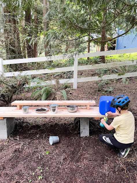 Domestic Fashionista: Simple DIY Outdoor Mud Kitchen - Under $20 Diy Mud Kitchen Outdoor Play, Outdoor Mud Kitchen, Outdoor Play Kitchen, Diy Preschool, Diy Mud Kitchen, Rearranging Furniture, Galvanized Buckets, Outdoor Aesthetic, Mud Kitchen