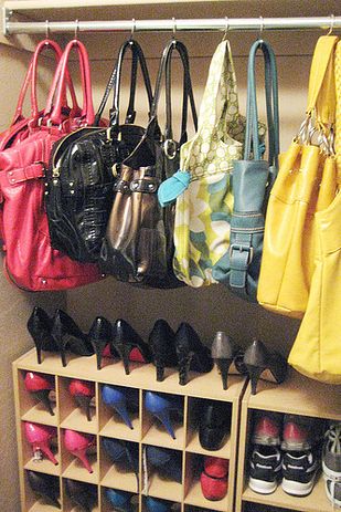 Life Hacks Every Girl Should Know About: Hang your purses with shower curtain hooks. 27 Life Hacks, Life Hacks Every Girl Should Know, Hacks Every Girl Should Know, Shower Hooks, Shower Curtain Hooks, Home Organization Hacks, Linen Closet, Curtain Hooks, Everyday Items