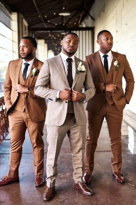 Brown Groomsmen Suits, Brown Suit Wedding, Brown Groomsmen, Fall Wedding Suits, Brown Suits For Men, Brown Wedding Themes, Wedding Groomsmen Attire, Groom Wedding Attire, Brown Suit