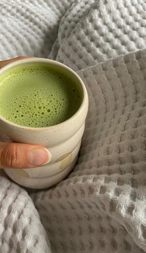 Hot Matcha, Coffee Shop Aesthetic, Leggings Fitness, Green Juice, Matcha Latte, Matcha Green Tea, Slow Living, Life Inspiration, Clothes And Accessories