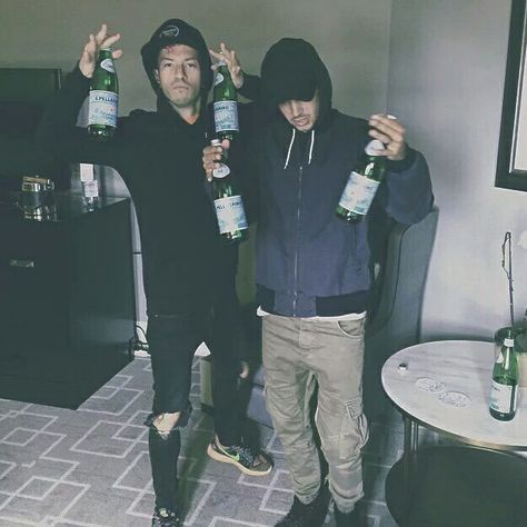 poppin pellegrino how to pop it only we know but your beverage is so weak though watch us pop the pellegrino Josh And Tyler, Tyler J, Emo Quartet, Clique Art, Tyler And Josh, 21 Pilots, Band Members, Tyler Joseph, One Pilots