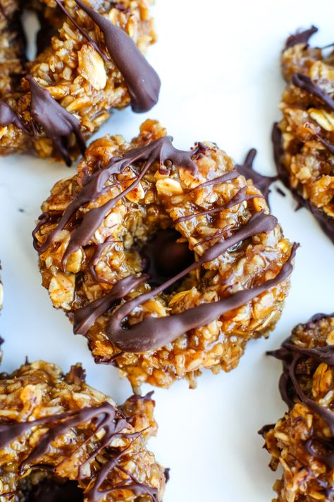 Healthy Samoa Cookies (Easy no bake recipe!) Samoa Cookies Healthy, Chocolate Protein Smoothie, Granola Cookies, Samoa Cookies, No Bake Recipe, Healthy Homemade Snacks, Baked Peach, Healthy Cookie Recipes, Cookies Easy