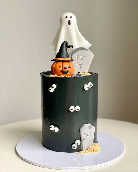 Creepy Halloween Desserts, Cute Halloween Cakes, Haunted House Cake, Halloween Sugar Cookies Decorated, Pasteles Halloween, Sweet Treats Party, Scary Cakes, Easy Halloween Cookies, Ghost Cake