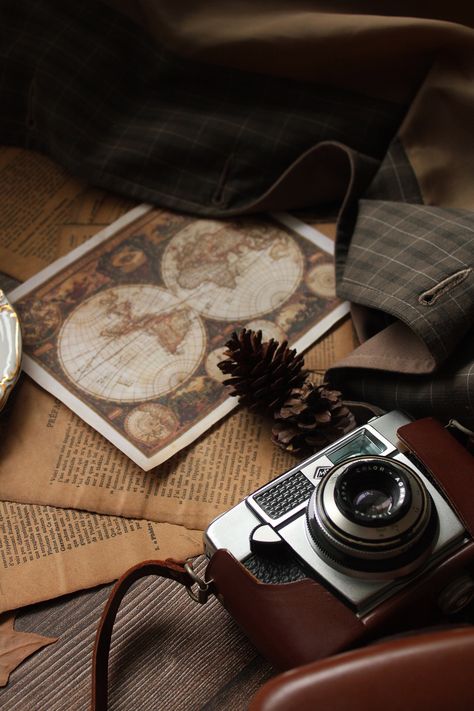 Old Vintage Pictures Aesthetic, Brown Camera Aesthetic, Western Dark Academia, Dark Academia Flatlay, Dark Academia Camera, Old Wealth Aesthetic, Vintage Camera Aesthetic, Brown Camera, Camera Art