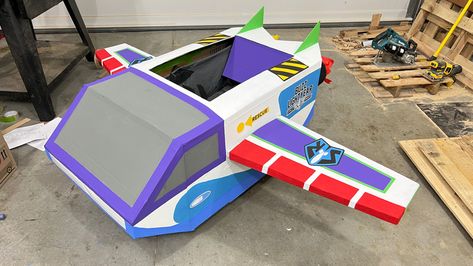 Buzz Lightyear Spaceship, Cardboard Spaceship, Cardboard Train, Buzz Lightyear Birthday, Toy Story Halloween, Cardboard Box Crafts, Toy Story Birthday Party, Parade Float, Toy Story Birthday