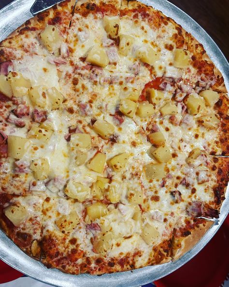 Love ham and pineapple pizza! Pizza Pineapple, Pineapple On Pizza, Ham And Pineapple Pizza, Pineapple Pizza, Pizza Day, Pineapple, Chef, Pizza