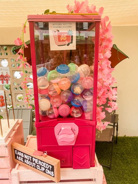 Pop Up Shop Products, Slime Booth Display, Vendor Business Ideas, Jewelry Vending Machine, Shirt Display For Vendor Event, Consignment Booth Ideas, Booth Stand Ideas, Girly Vendor Booth Ideas, Pop Up Food Vendor Booth Ideas