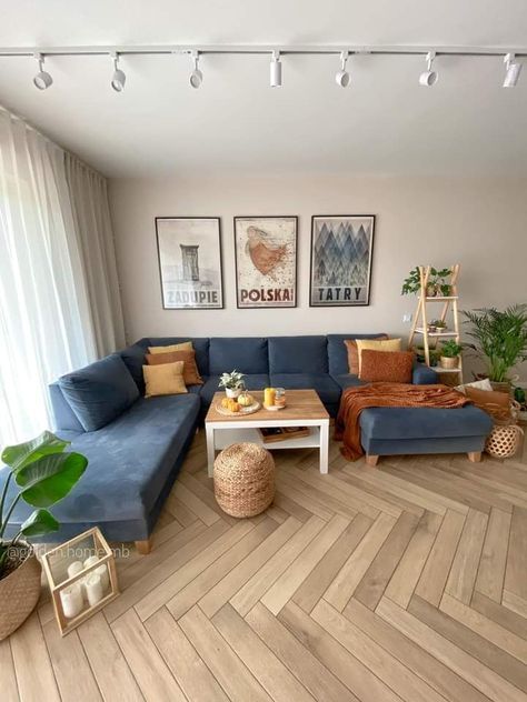 L Shaped Living Room Layout, Blue Sofas Living Room, Blue Couch Living Room, Modern Sofa Living Room, Living Room Orange, Living Room Design Decor, Home Design Living Room, Apartment Decor Inspiration, Livingroom Layout